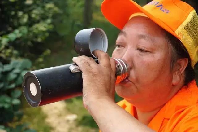 烈日骄阳，执着坚守——环卫工人邓艾华