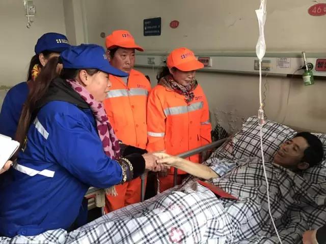 【元宵节】环卫工人自发组织看望抗震英雄史业宽